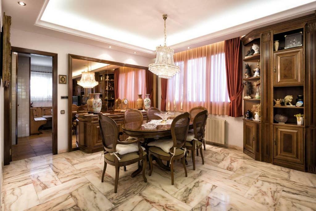 Paquita Villa *